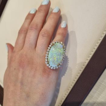 Ring aus 585er Gelbgold mit 11ct Opal und 2.40ct Brillanten