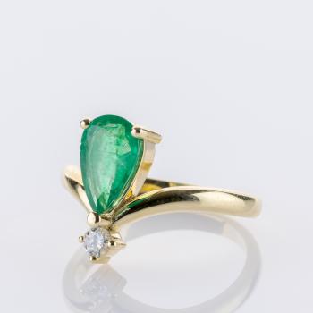 Preview: Ring in 14K Yellow Gold with 1.42 ct Emerald and 0.10 ct Diamond