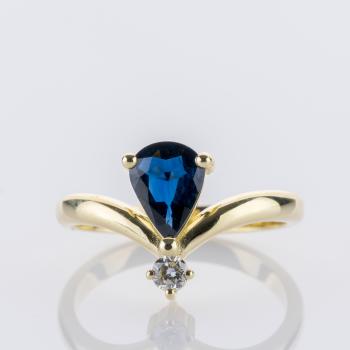 Ring in 14K Yellow Gold with 1.1 ct Sapphire and 0.10 ct Diamond