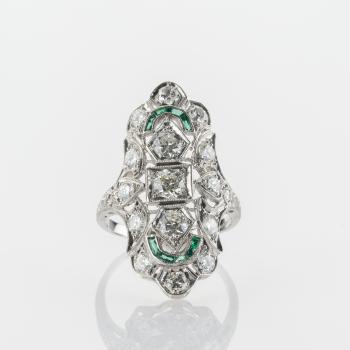 Ring aus 900er Platin mit 1.3 ct Brillanten und 0.20 ct Smaragden