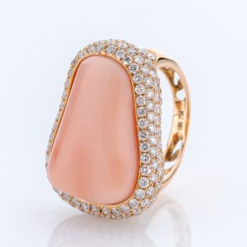 Ladies´ ring (18k gold) with coral and 3.15ct diamonds