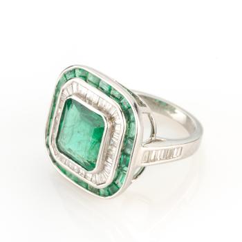 Preview: Spektakulärer Damenring (Platin) mit 3.1ct / 1.39ct Smaragden und 0.99ct Diamanten