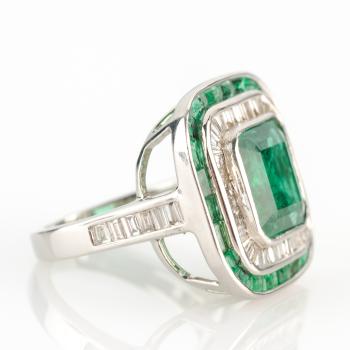 Preview: Spektakulärer Damenring (Platin) mit 3.1ct / 1.39ct Smaragden und 0.99ct Diamanten