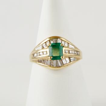 Eleganter Damenring 750er Gold mit einem 0.70ct Smaragd und 0.75ct Diamanten