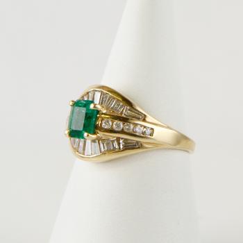 Eleganter Damenring 750er Gold mit einem 0.70ct Smaragd und 0.75ct Diamanten