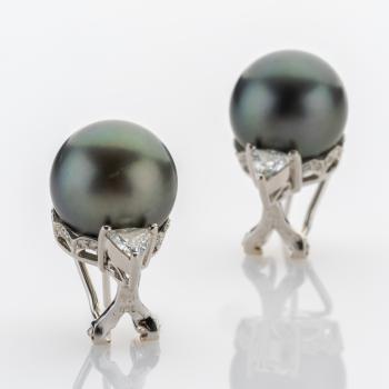18k white gold earrings with Tahitian pearls and 1.0ct diamonds
