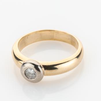 Preview: Ring aus 585er Gelb- und Weißgold mit 0.12ct Brillant
