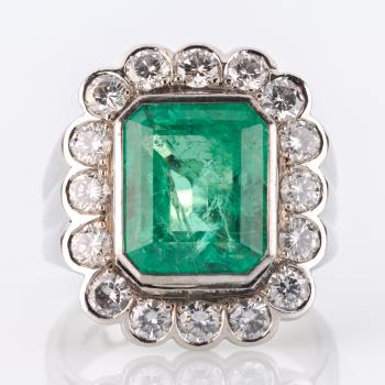 Cocktailring (750er Gold) mit 5.50ct Smaragd und 1.10ct Brillanten