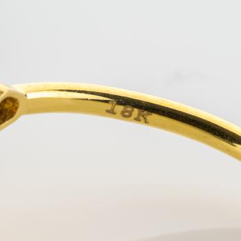 18k gold ring with an opal and 0.04ct diamonds