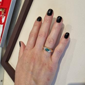 Ladies ring (14k gold) with an emerald and diamonds
