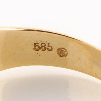 Ladies ring (14k gold) with an emerald and diamonds