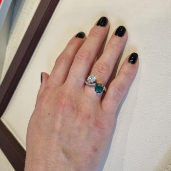 Ladies ring (14k gold) with a 1.02ct diamond and an 0.80ct emerald