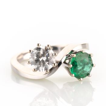 Damenring (585er Gold) mit 0.80.ct Smaragd und 1.02ct Brillant