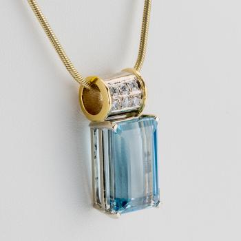 18.0 Carat Aquamarine and 0.30 Carat Diamond Pendant in 18k Multicolor Gold