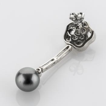 18k white gold ear studs with 1.0ct diamonds and Tahitian pearls