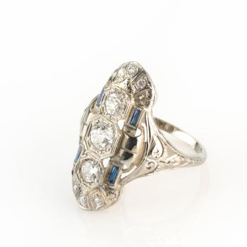 Ring aus 750er Weißgold mit 1.10ct Altschliff-Diamanten und 0.10ct Saphiren