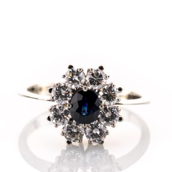 Damenring aus 750er Weißgold mit einem 0.67ct Saphir und 1.12ct Brillanten