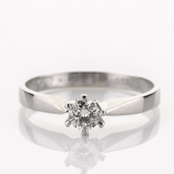 Ring aus 585er Weißgold mit Brillant