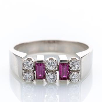 Ring aus 585er Weißgold mit 0.20ct Rubinen und 0.30ct Brillanten