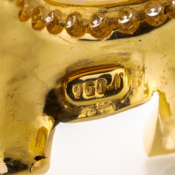 18k gold brooch with an opal and diamonds