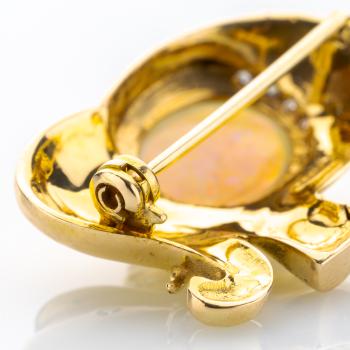 18k gold brooch with an opal and diamonds