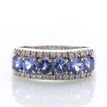 Ring aus 750er Weißgold mit 1.0ct Tansaniten und 0.26ct Brillanten