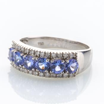 Ring aus 750er Weißgold mit 1.0ct Tansaniten und 0.26ct Brillanten