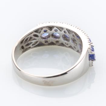 Ring aus 750er Weißgold mit 1.0ct Tansaniten und 0.26ct Brillanten