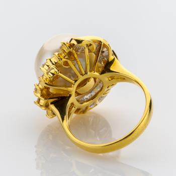 Ring aus 750er Gold mit Perle und 1.40ct Diamanten