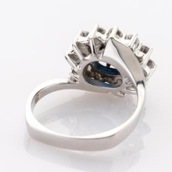 Preview: Ring aus 585er Weißgold mit einem 1.89ct Saphir und 0.80ct Brillanten