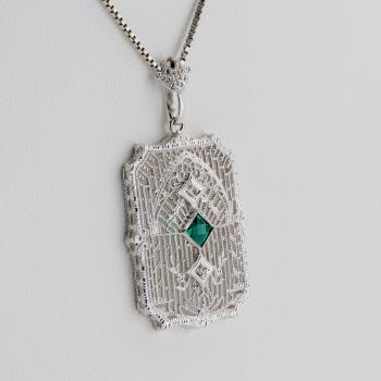 Preview: Anhänger aus 585 Weißgold mit 0,10 ct Smaragd und 0,02 ct Brillanten