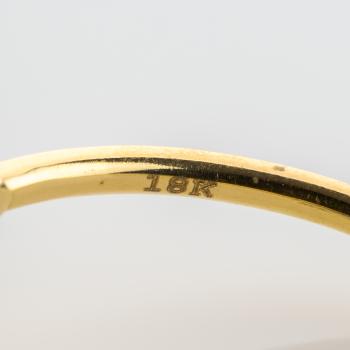 18k gold ring with an opal and 0.04ct diamonds