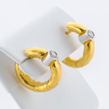 Preview: Textured Gold Earrings in 18K with Brilliant-Cut Diamonds
