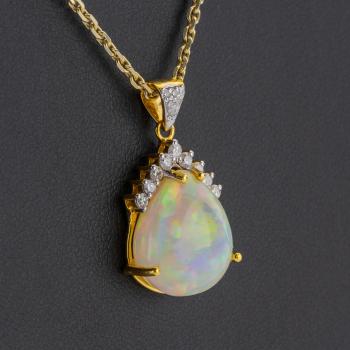 Preview: Opal and 0.25 ct Diamond Pendant in 14K Yellow Gold