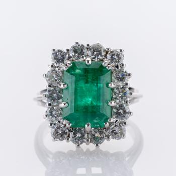 Ring aus 750er Weißgold mit 5 ct Smaragd und 1,4 ct Brillanten