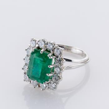 Preview: Ring aus 750er Weißgold mit 5 ct Smaragd und 1,4 ct Brillanten