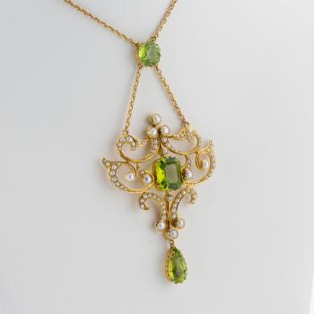 Preview: Anhänger aus 15 Karat Gelbgold mit Peridots und Saatperlen