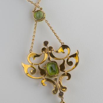 Anhänger aus 15 Karat Gelbgold mit Peridots und Saatperlen