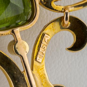 Anhänger aus 15 Karat Gelbgold mit Peridots und Saatperlen