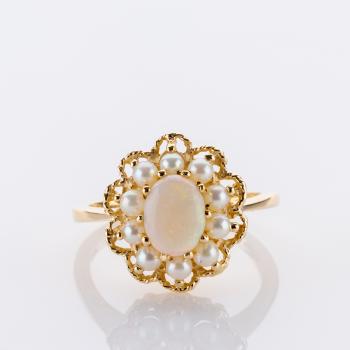 Ring aus 585er Gelbgold mit Opal und Perlen