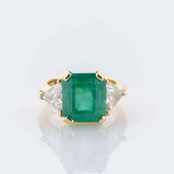 Ring aus 750er Gelbgold mit 5.63ct Smaragd und 1.20ct Diamanten