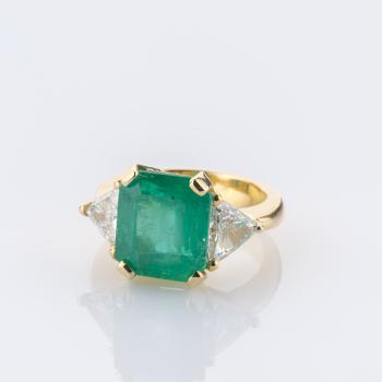 Preview: Ring aus 750er Gelbgold mit 5.63ct Smaragd und 1.20ct Diamanten