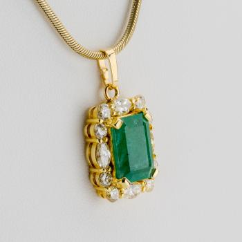 Preview: 5ct Emerald and 1.5ct Diamond Pendant in 18K Yellow Gold