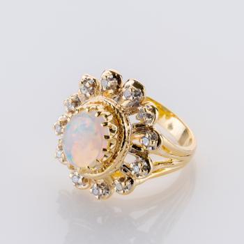 Preview: Opal and 0.24ct Diamond Ring in 14K Yellow Gold