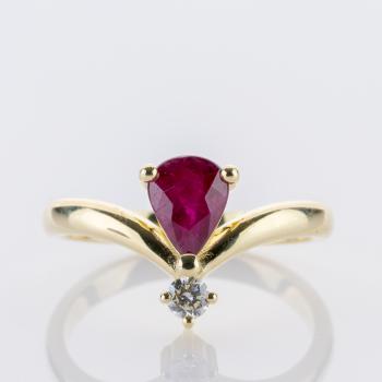 Cecilia Ring aus 585er Gelbgold mit 1.18 ct Rubin und 0.10 ct Brillant