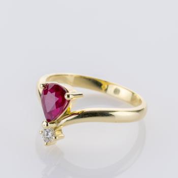 Preview: Cecilia Ring aus 585er Gelbgold mit 1.18 ct Rubin und 0.10 ct Brillant