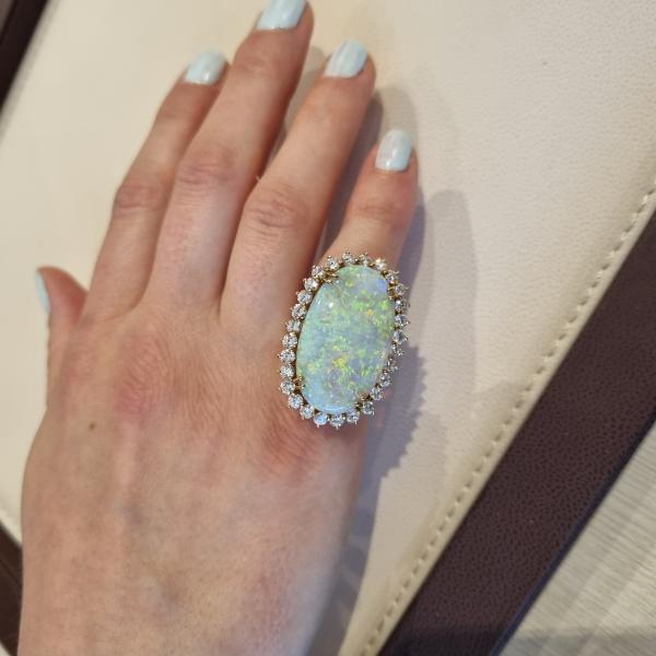 Ring aus 585er Gelbgold mit 11ct Opal und 2.40ct Brillanten