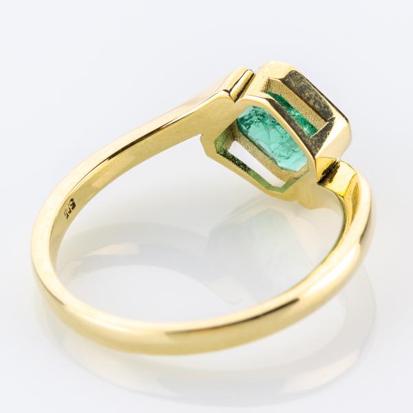 Ladies ring 14k gold with 1.10ct emerald
