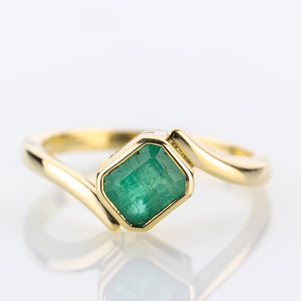 Ladies ring 14k gold with 1.25ct emerald