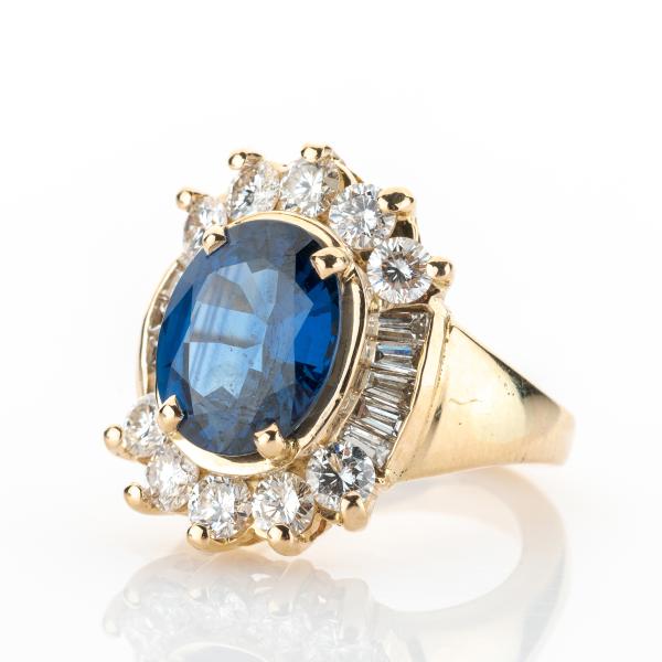 Ladies ring (14k gold) with an 4.25ct sapphire and 1.50ct diamonds